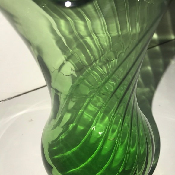 Vintage Emerald Green Glass Ruffle top Swirl Vase - Picture 5 of 8